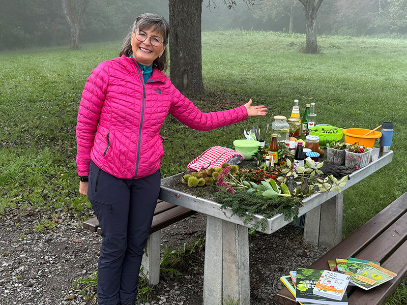 Sabine Haug mit Naturpflanzen